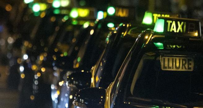 Accidente de tráfico taxi y Mossos