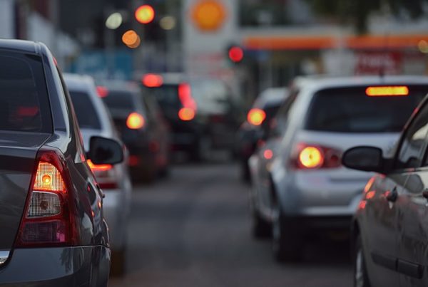 Imagen de tráfico intenso en la carretera