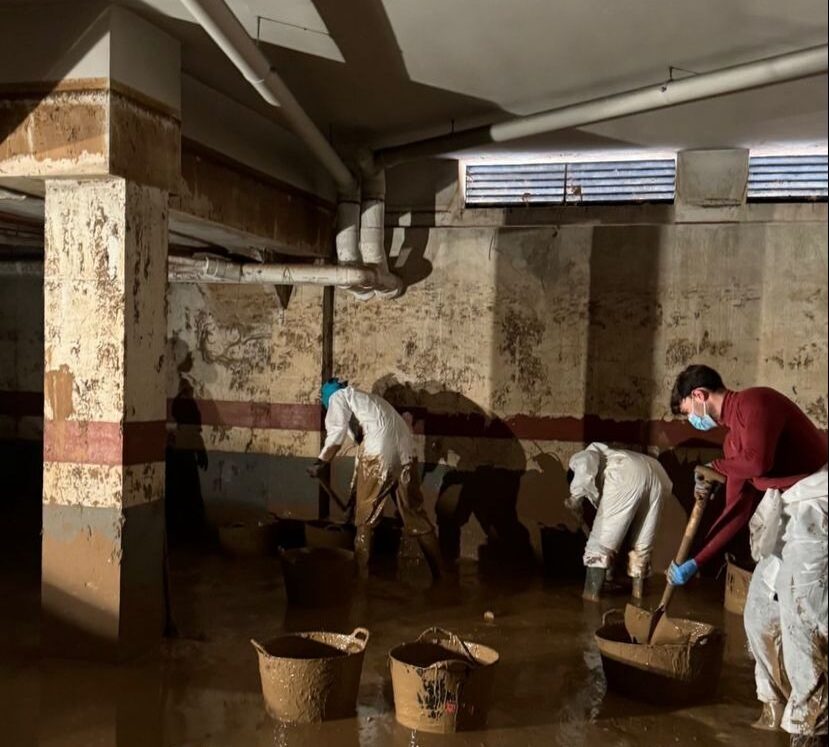 El equipo de Vosseler Abogados trabajando en la limpieza de locales y hogares valencianos destruidos por la DANA.