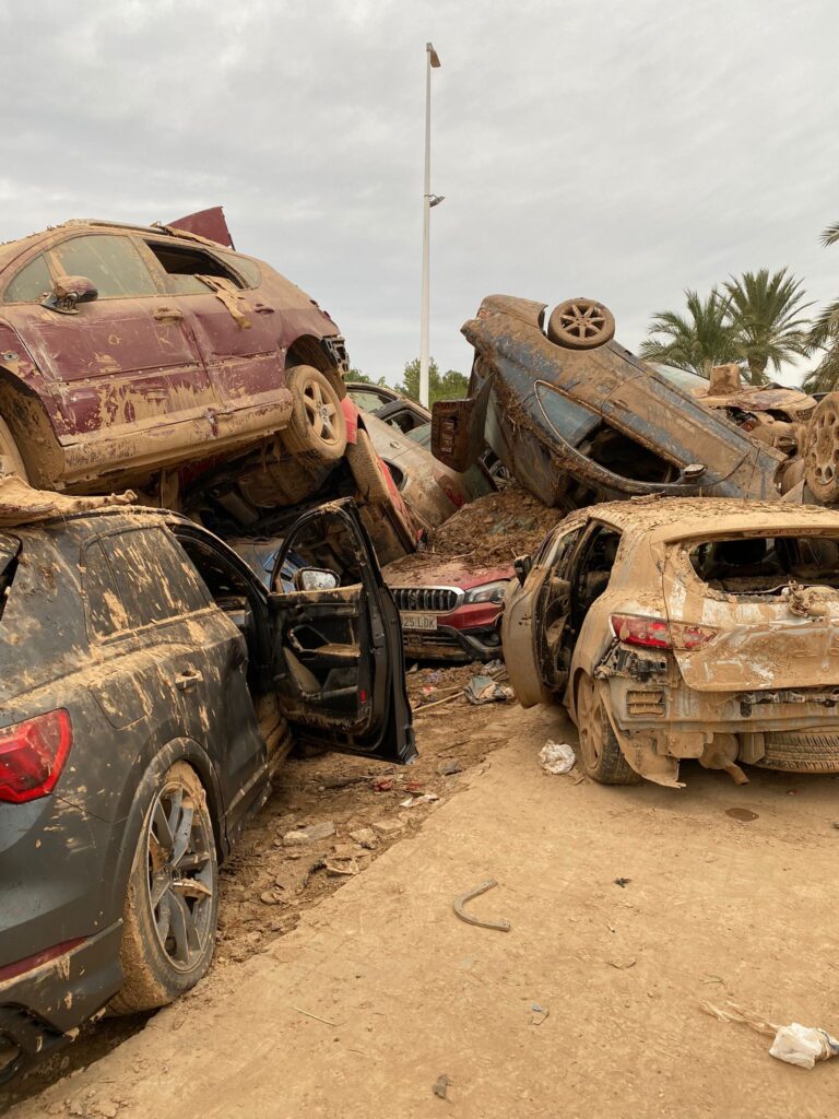 Imágenes de coches destruidos por la DANA que asoló la provincia de Valencia.