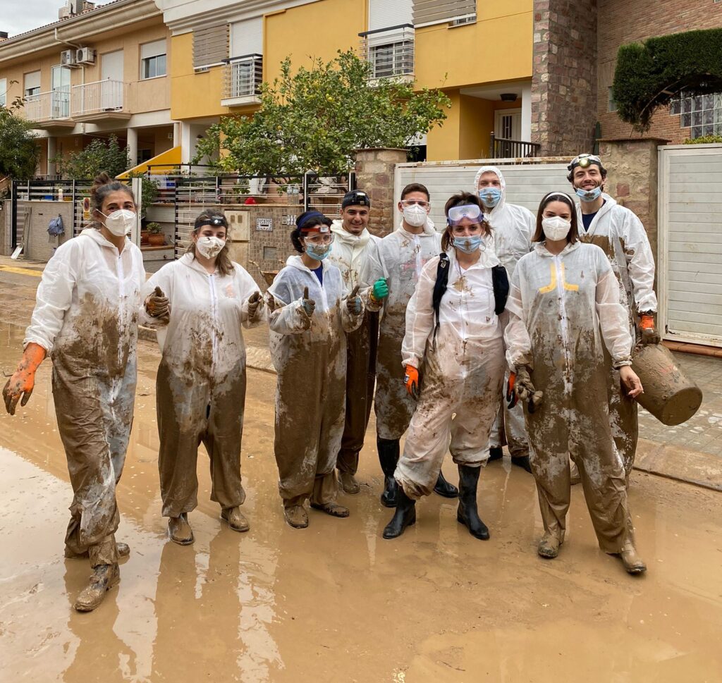 El equipo de Vosseler Abogados trabajando en la limpieza de locales y hogares valencianos destruidos por la DANA.