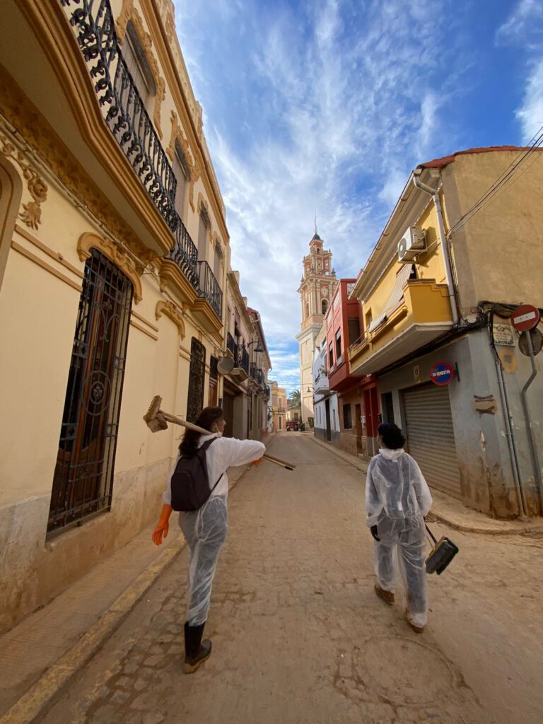 El equipo de Vosseler Abogados trabajando en la limpieza de locales y hogares valencianos destruidos por la DANA.