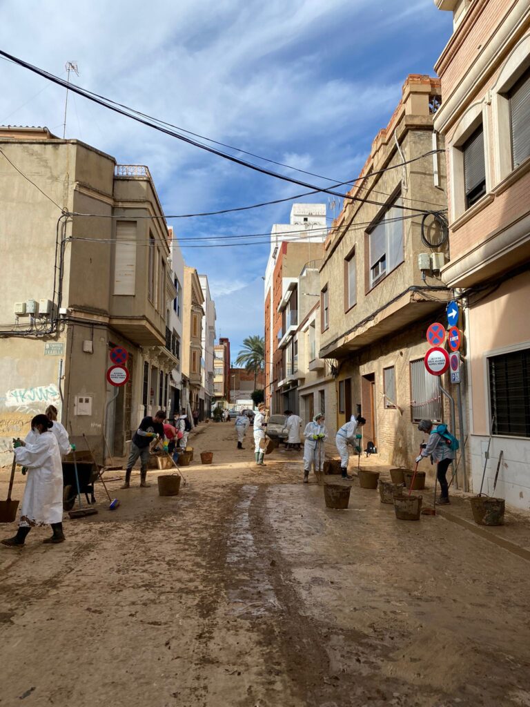 El equipo de Vosseler Abogados trabajando en la limpieza de locales y hogares valencianos destruidos por la DANA.