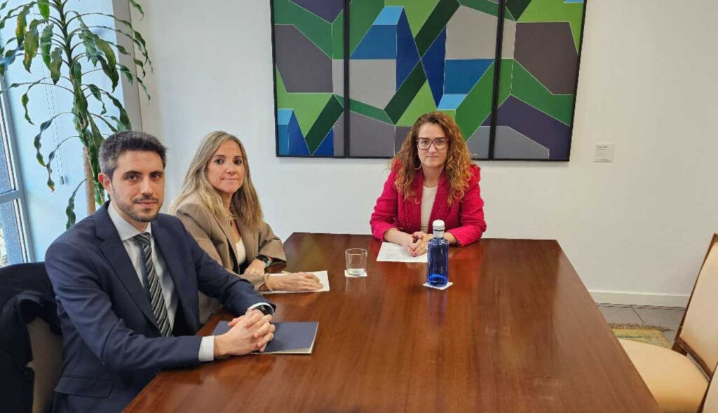 Los letrados de Vosseler Abogados Lluís Domingo y Leire López, con la Directora General de Atención a las Víctimas, doña Zoraida Hijosa.