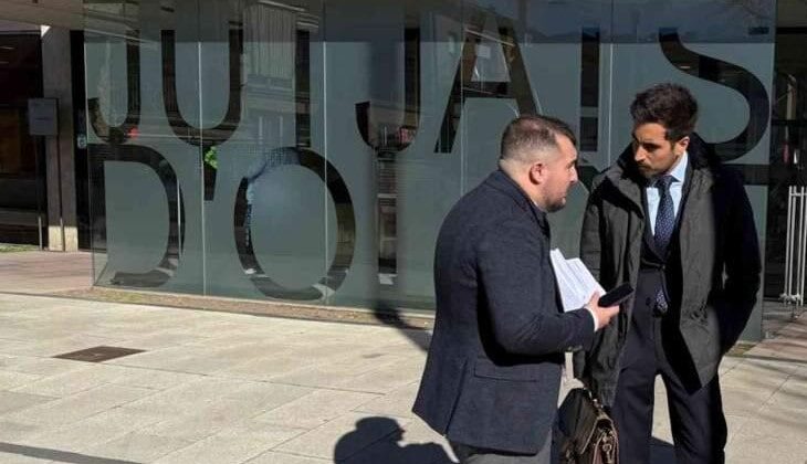 Declara la investigada por las muertes por Covid en un geriátrico de Olot. Joan Guirado y Álvaro Machado, ante los Juzgados de Olot.