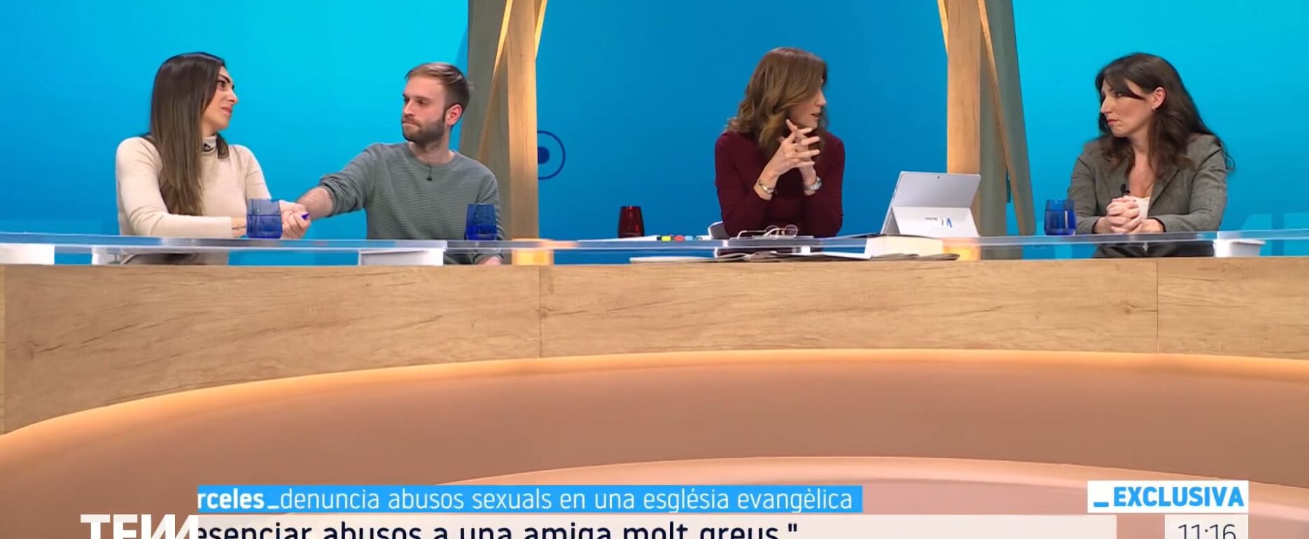 Imagen del programa de TV-3 'Tot es mou' en el que Mònica Santiago, directora ejecutiva de Vosseler Abogados, junto a dos victimas, explica la denuncia contra un monitor de una congregación evangelista por abusos sexuales a menores.