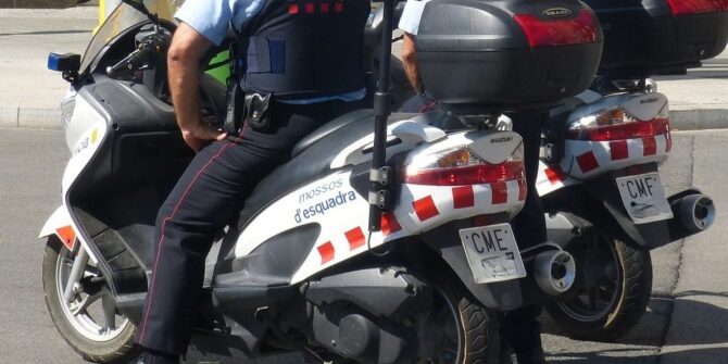 Mossos d'Esquadra, patrullando en motocicleta