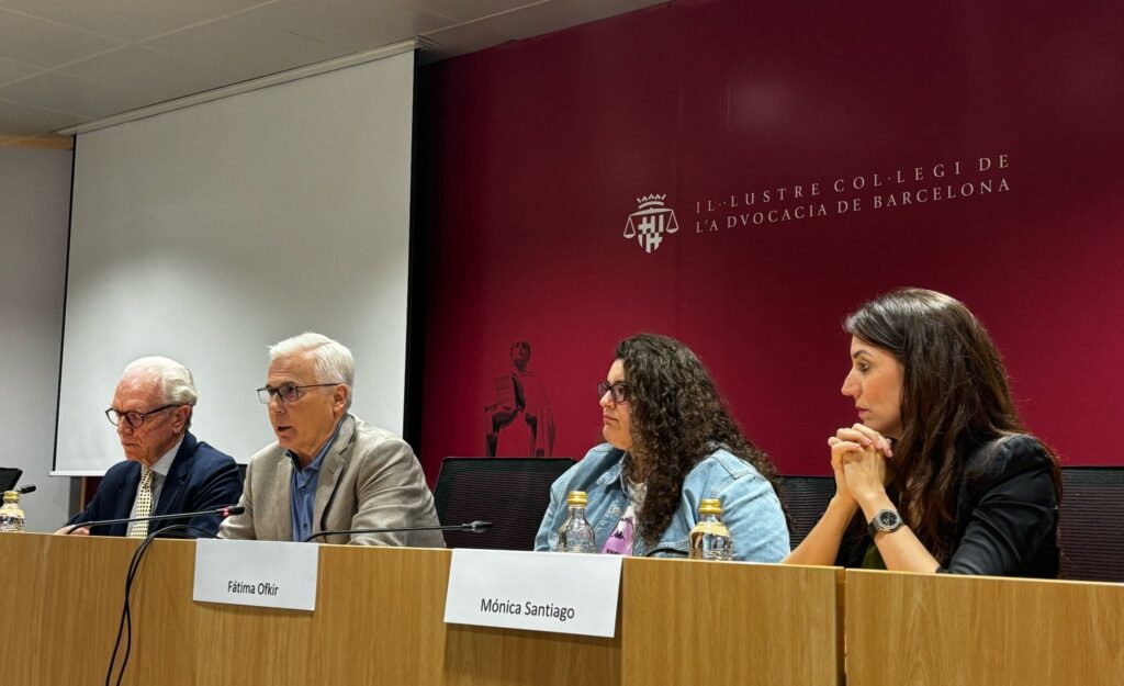Rueda de prensa en el ICAB con Fátima Ofkir, Mònica Santiago, Antonio Sagnier y Baltasar Garzón.