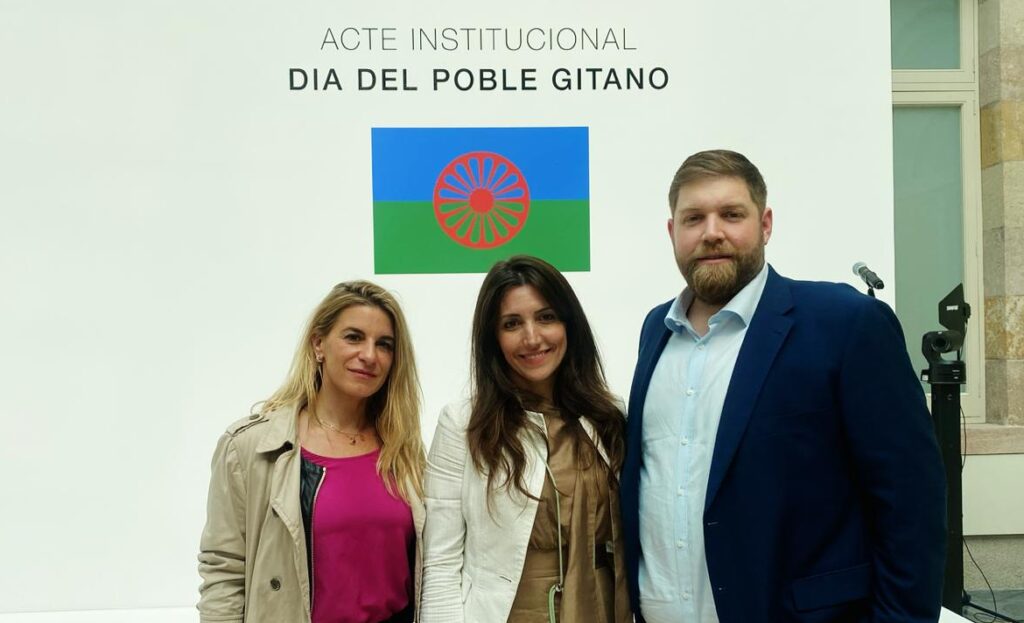 La letrada Mariví Morales, Mònica Santiago, directora ejecutiva de Vosseler Abogados y Juan Santiago, director comercial de Vosseler Abogados, en el acto institucional del Día Internacional del Pueblo Gitano