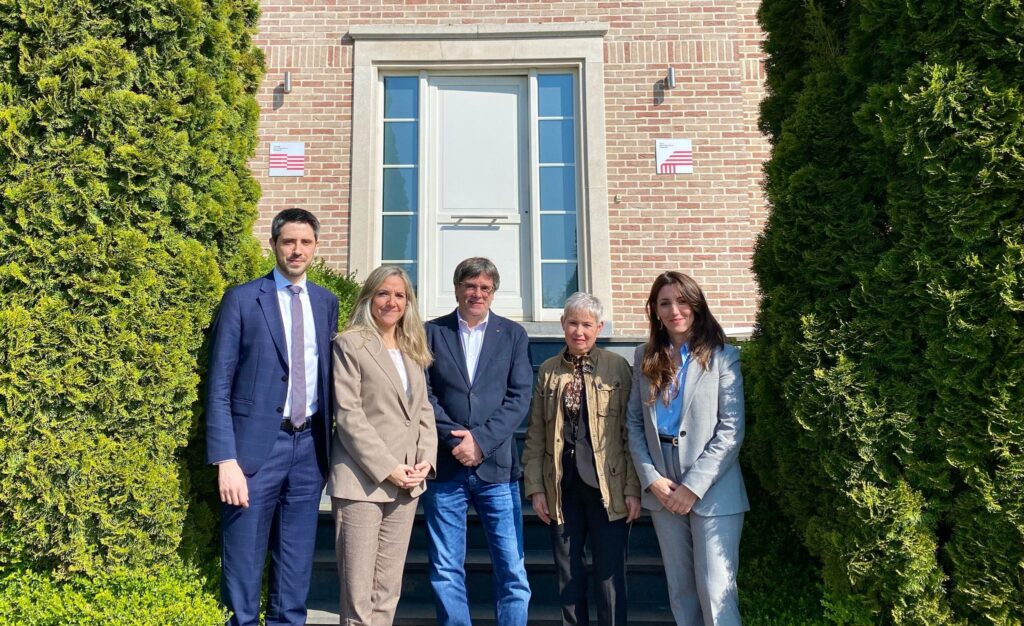 Reunión en Waterloo. Lluís Domingo, Leire López, letrados de Vosseler Abogados, el Presidente Carles Puigdemont, Lidia Jiménez, tesorera de la APIGF. y Mònica Santiago, directora ejecutiva de Vosseler Abogados.