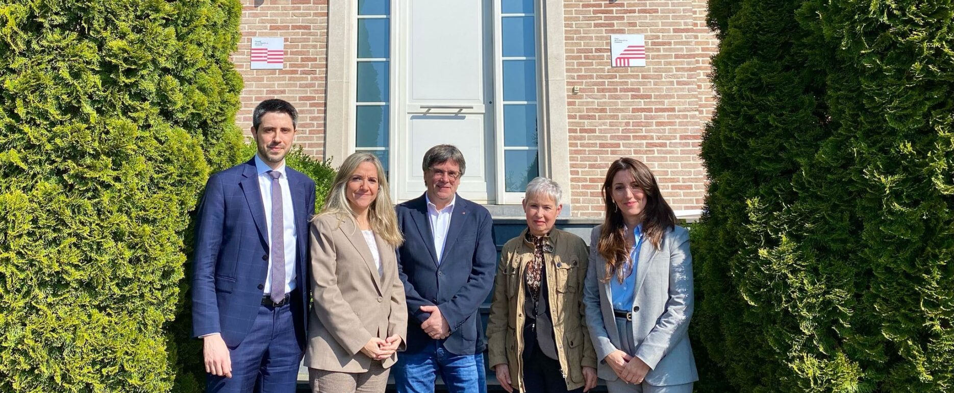 Reunión en Waterloo. Lluís Domingo, Leire López, letrados de Vosseler Abogados, el Presidente Carles Puigdemont, Lidia Jiménez, tesorera de la APIGF. y Mònica Santiago, directora ejecutiva de Vosseler Abogados.