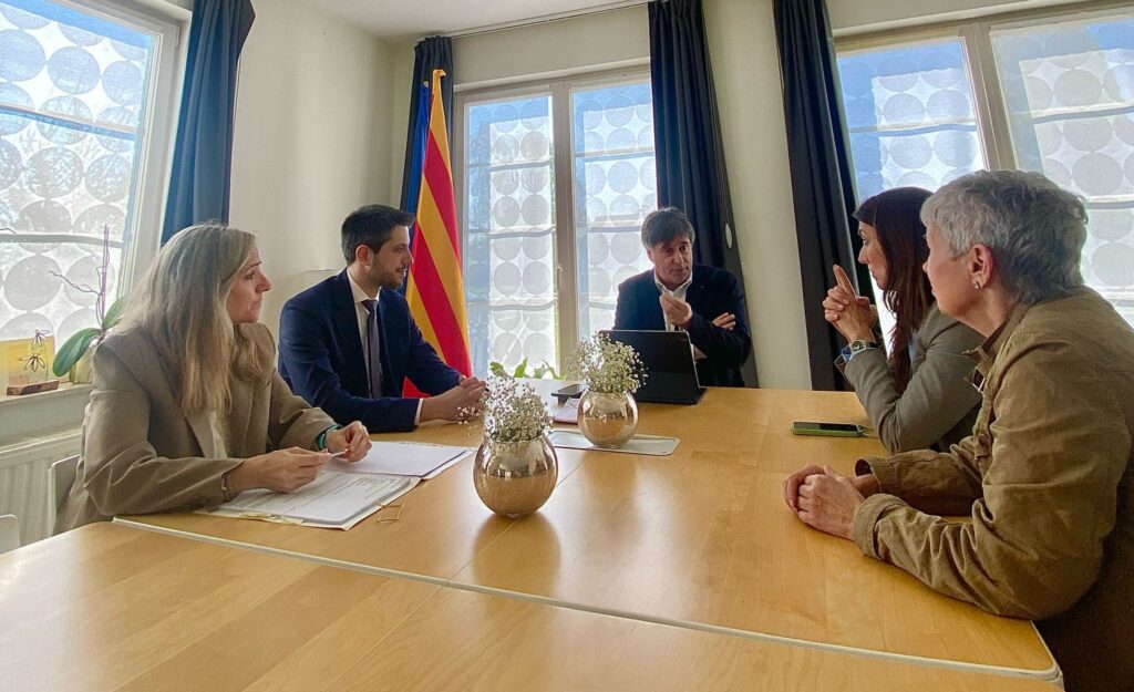 Reunión en Waterloo. Leire López y Lluís Domingo, letrados de Vosseler Abogados, el Presidente Carles Puigdemont, Mònica Santiago, directora ejecutiva de Vosseler Abogados, y Lidia Jiménez, tesorera de la APIGF.