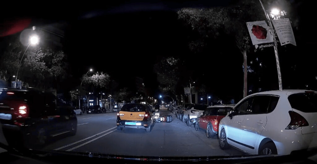 Captura de video del momento en el que un taxista de Barcelona supuestamente golpeado mortalmente por un motorista tras una discusión por un incidente de tráfico
