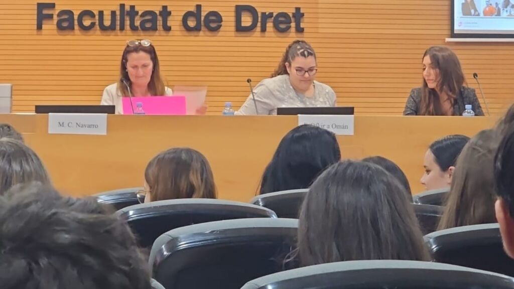 Fátima Ofkir y Mònica Santiago, en la conferencia en el Aula Magna de la Facultad de Derecho de la UAB