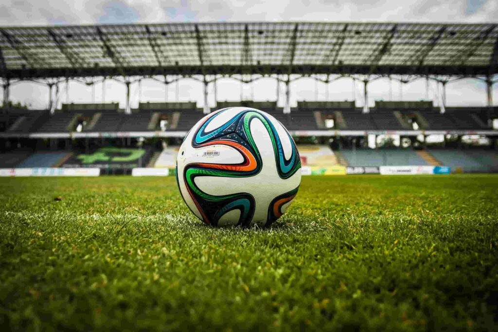 Imagen de recurso de una pelota de fútbol en el centro del campo de un estadio