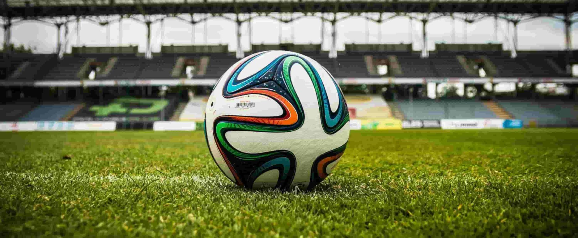 Imagen de recurso de una pelota de fútbol en el centro del campo de un estadio. Vosseler Abogados Guineueta.