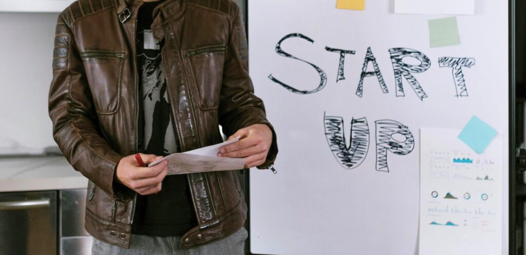 Imagen de una persona presentando su proyecto de 'starup'