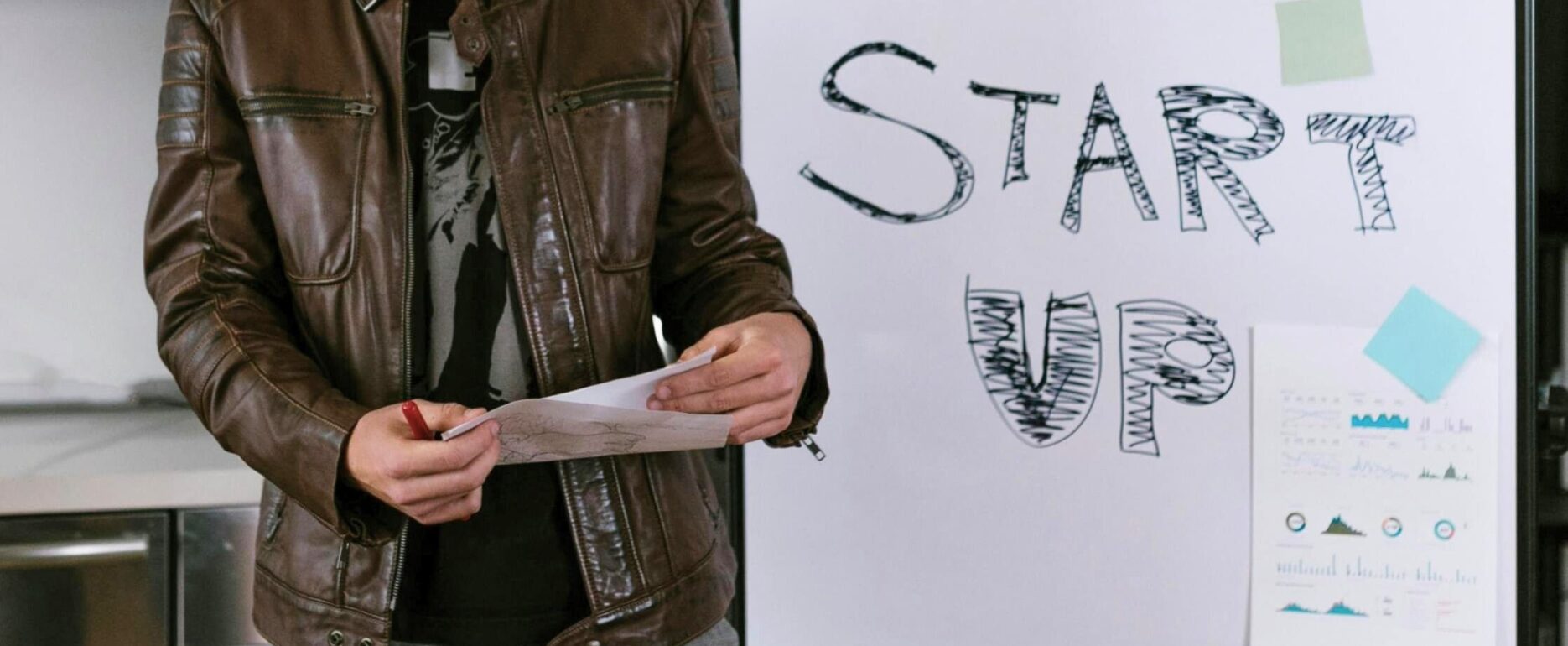 Imagen de una persona presentando su proyecto de 'starup'