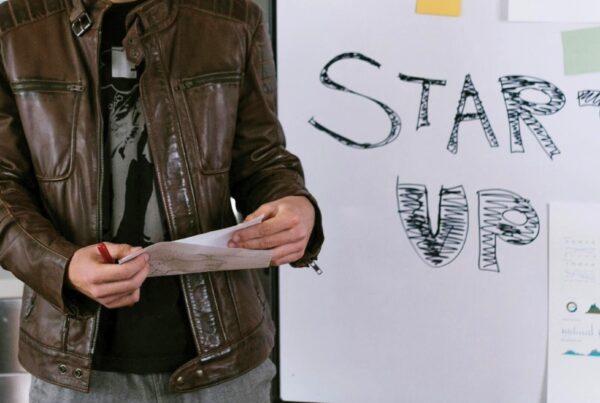 Imagen de una persona presentando su proyecto de 'starup'