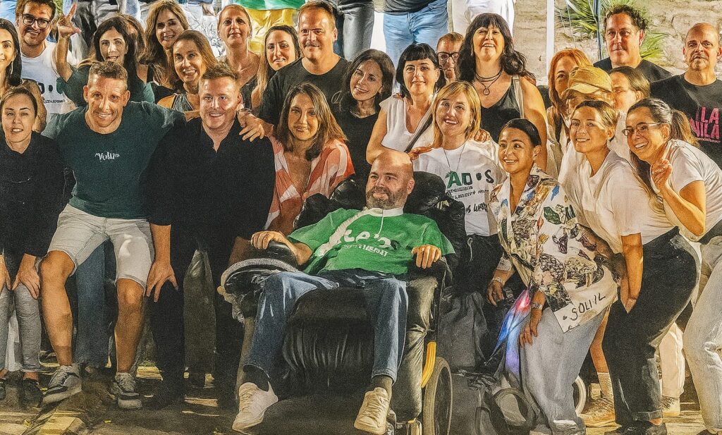Imagen de Jordi Sabaté con participantes en el Concierto Benéfico contra la ELA · Organizado por la Asociación ELAdos, con el apoyo del Ayuntamiento de Castelldefels y Vosseler Abogados. Celebrado el domingo 8 de junio, el Castillo de Castelldefels acogió el Festival