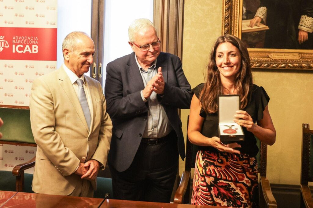 El Ilustre Colegio de la Abogacía de Barcelona (ICAB) entrega su Medalla de Honor a la letrada Mònica Santiago por su labor en la liberación de Fátima Ofkir.