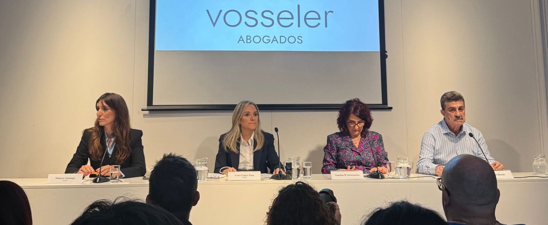 Mònica Santiago, Leire López, Santina D'Alessandro y Pippo Biondo, en la rueda de prensa en el Col.legi de Periodistes de Catalunya sobre las acciones a seguir en el caso Mario Biondo