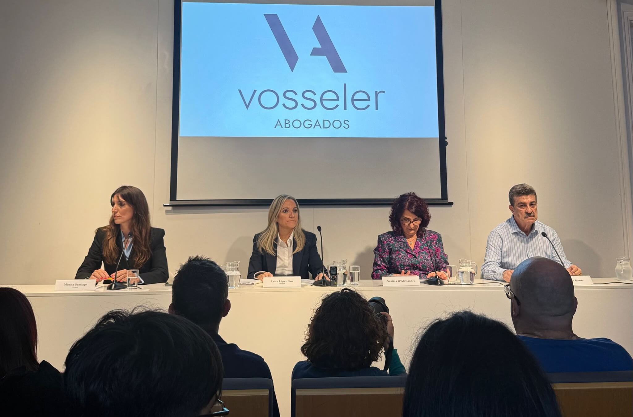 Mònica Santiago, Leire López, Santina D'Alessandro y Pippo Biondo, en la rueda de prensa en el Col.legi de Periodistes de Catalunya sobre las acciones a seguir en el caso Mario Biondo
