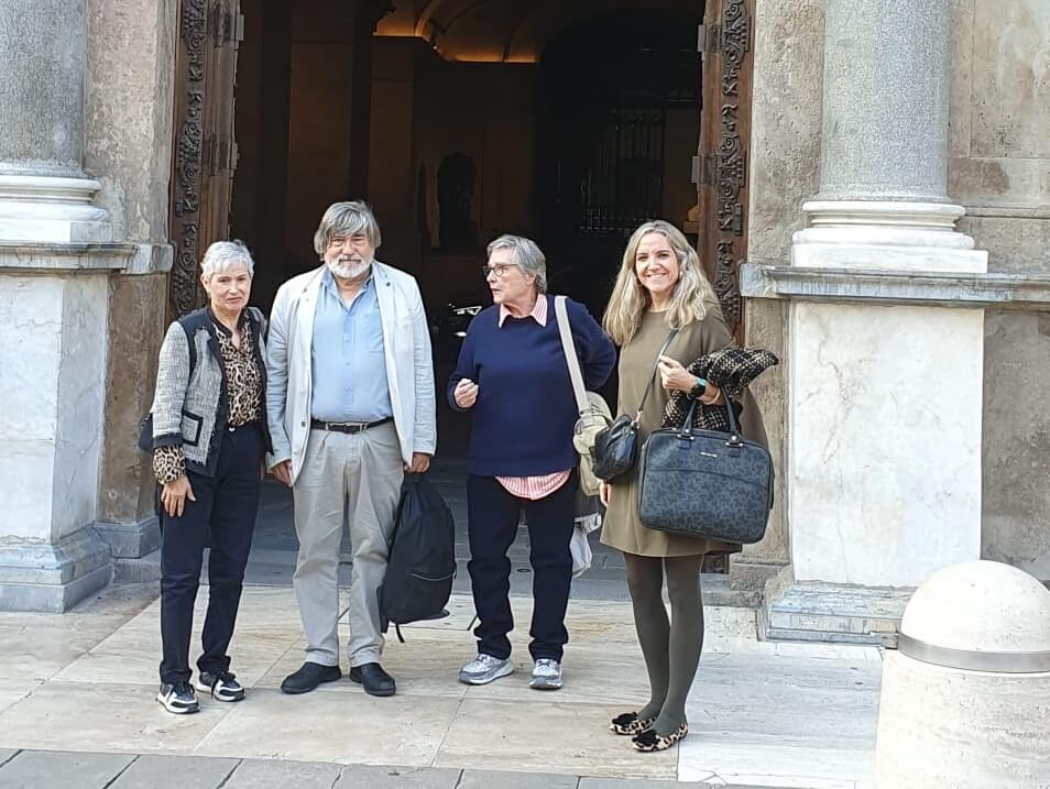 Lidia Jiménez, tesorera de APIGF; , Xavier Menéndez, director general de Memòria Democràtica de la Generalitat de Catalunya; Laureana Cervera, presidenta de APIGF, y Leire López, letrada de Vosseler Abogados quye representa legalmente a APIGF, en la Generalitat.