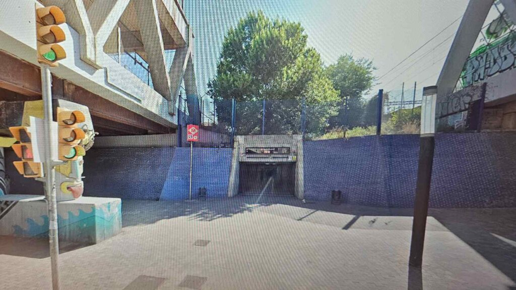 Muerte de Darling Menjadi . Imagen de la boca de metro de Santa Eulàlia, en el distrito de Sants-Montjuïc.