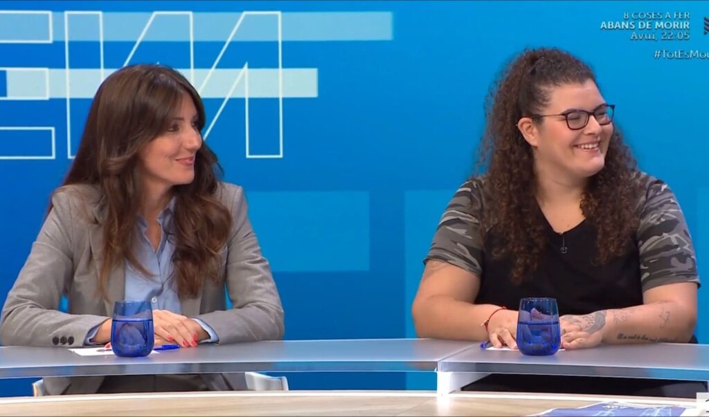 Mònica Santiago y Fàtima Ofkir en el programa de TV-3 'Tot es mou' a los seis meses de su liberación