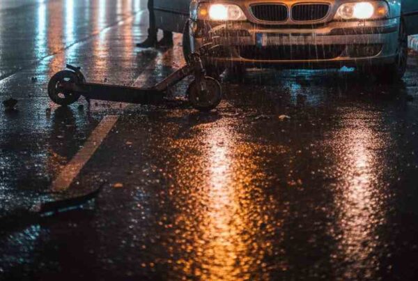 Imagen de IA de un patinete eléctrico accidentado