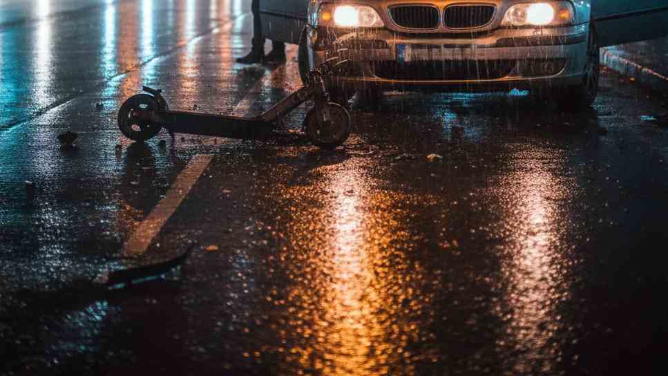 Imagen de IA de un patinete eléctrico accidentado