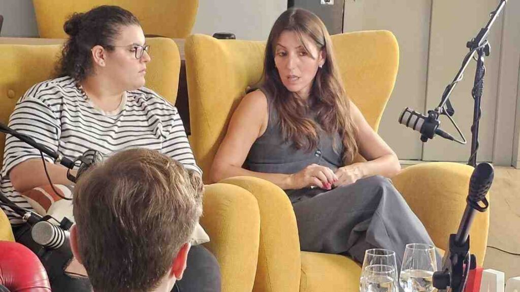 Fatima Ofkir y Monica Santiago, en el videopodcast Raw Podcast.