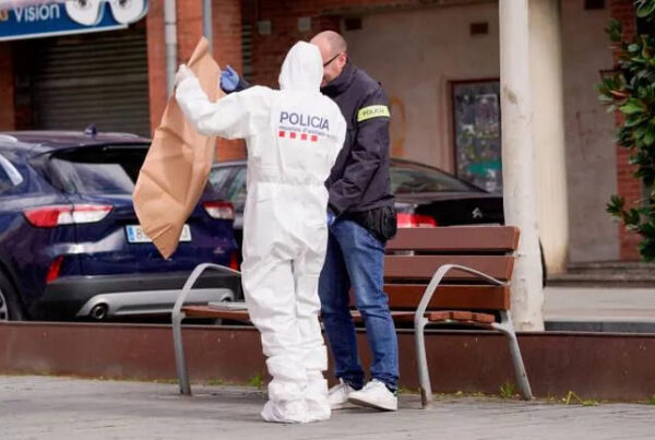 Imagen de policias analizando pruebas en el asesinato de Campclar