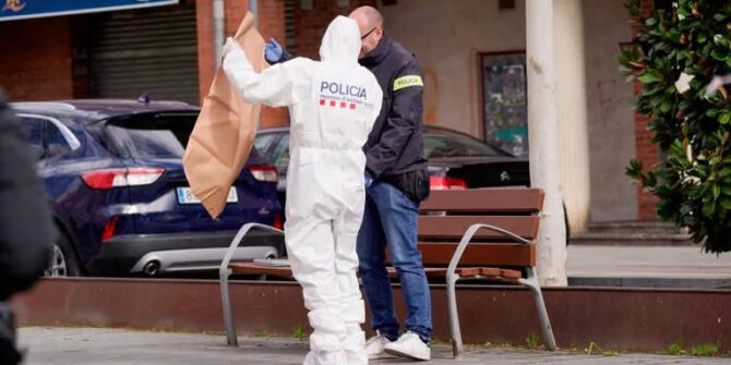 Imagen de policias analizando pruebas en el asesinato de Campclar