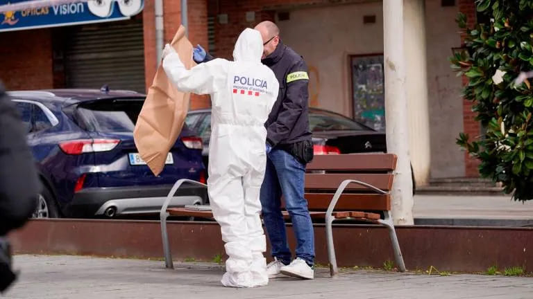 Imagen de policias analizando pruebas en el asesinato de Campclar