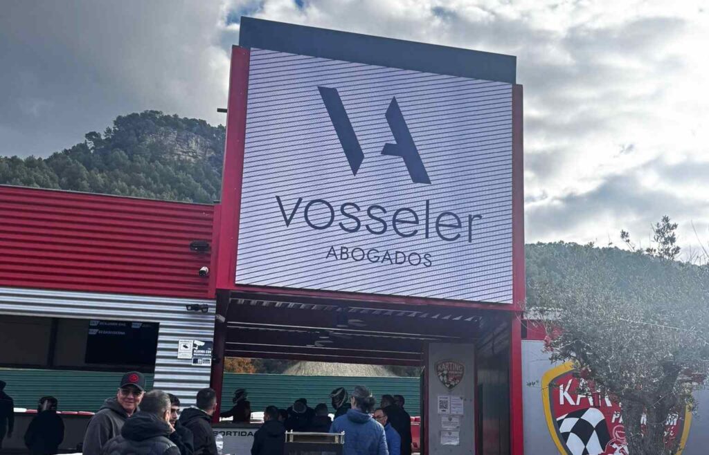 Navidad 2025 de Vosseler Abogados en un circuito de karts con velocidad y adrenalina. Comida posterior en una masia
