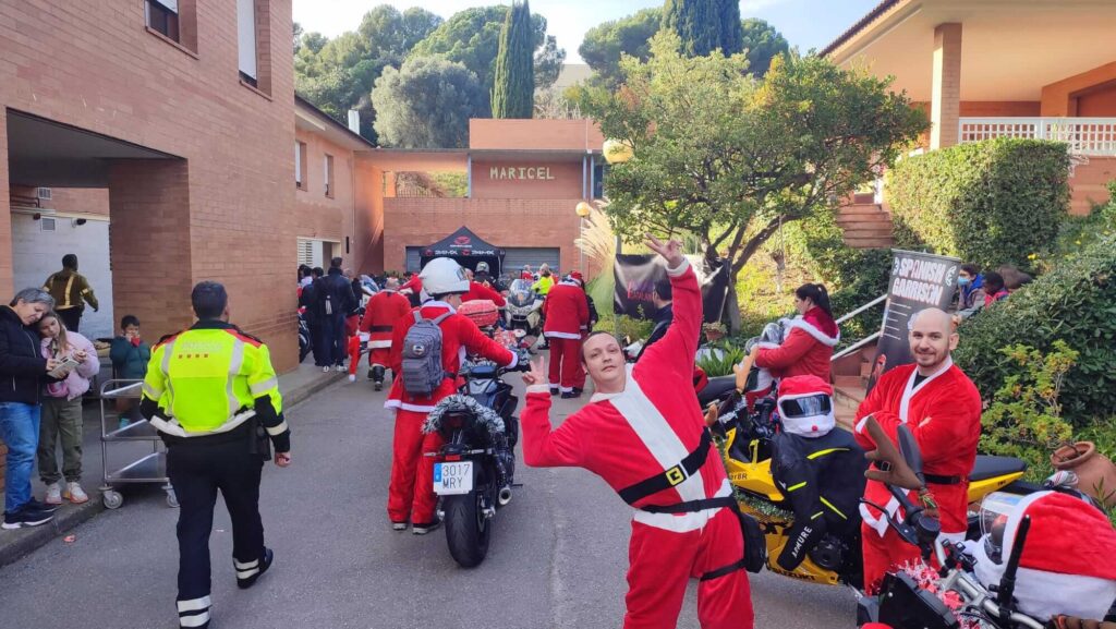 Campaña de Navidad en la que participa Vosseler Abogados. Entrega de juguetes a la llar d'infants Maricel de Arenys