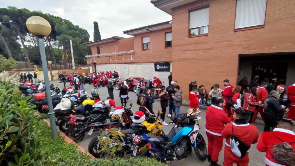 Campaña de Navidad en la que participa Vosseler Abogados. Entrega de juguetes a la llar d'infants Maricel de Arenys