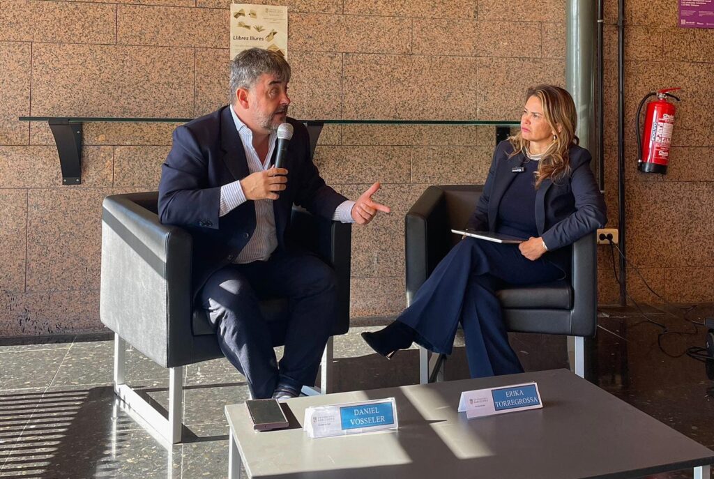 Daniel Vosseler, con Erika Torregrossa, en una charla sobre empresa y derechos humanos en la facultad de Derecho de la UB