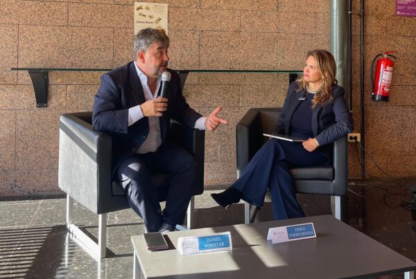 Daniel Vosseler, con Erika Torregrossa, en una charla sobre empresa y derechos humanos en la facultad de Derecho de la UB