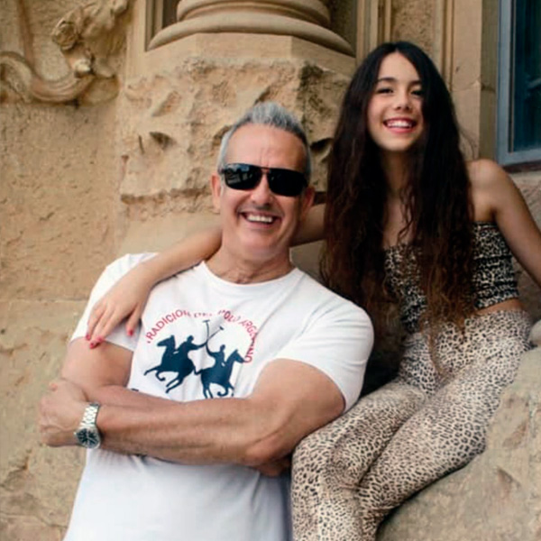 Vosseler Acción Social contra el 'bullying'. José Manuel López Viñuela y su hija Kira, victima del 'bullying'