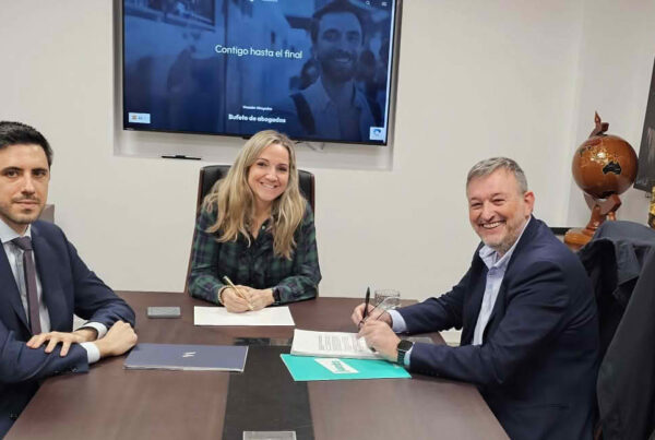 Reunión de los letrados de Vosseler Abogados Leire López y Lluís Domingo, con el diputado de Junts Josep Maria Cervera, para hablar del caso de las incautaciones franquistas que reclama la APIGF