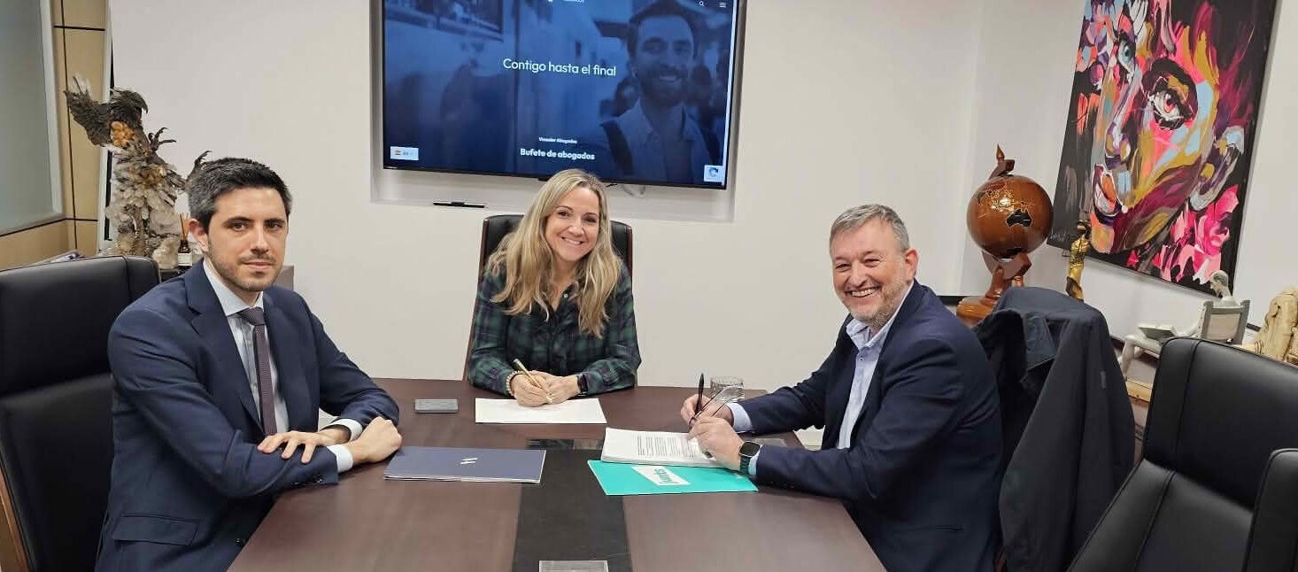 Reunión de los letrados de Vosseler Abogados Leire López y Lluís Domingo, con el diputado de Junts Josep Maria Cervera, para hablar del caso de las incautaciones franquistas que reclama la APIGF