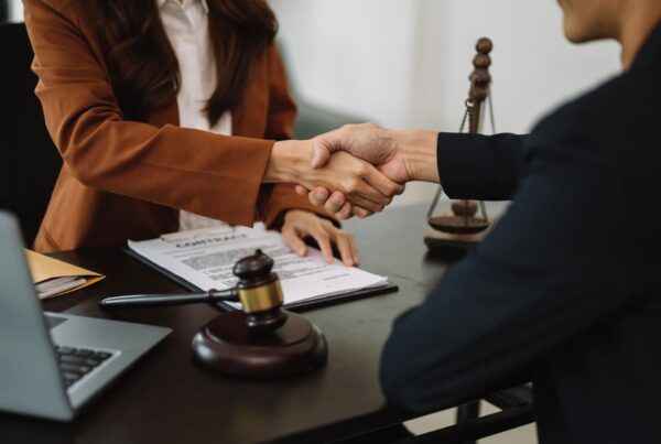 Contratar abogado laboral para tu empresa: Cuándo y por qué