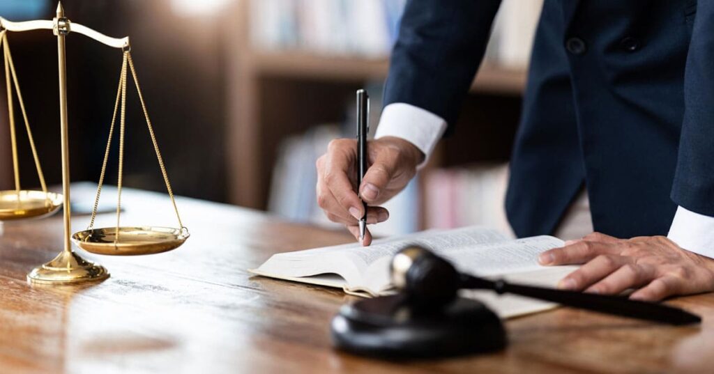 ¿Qué es un abogado de derecho societario y cuándo lo necesitas?