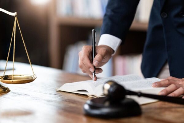 ¿Qué es un abogado de derecho societario y cuándo lo necesitas?