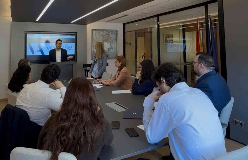 El letrado Álvaro Machado ofrece una charla en Vosseler Abogados sobre la gestión de los accidentes de tráfíco.