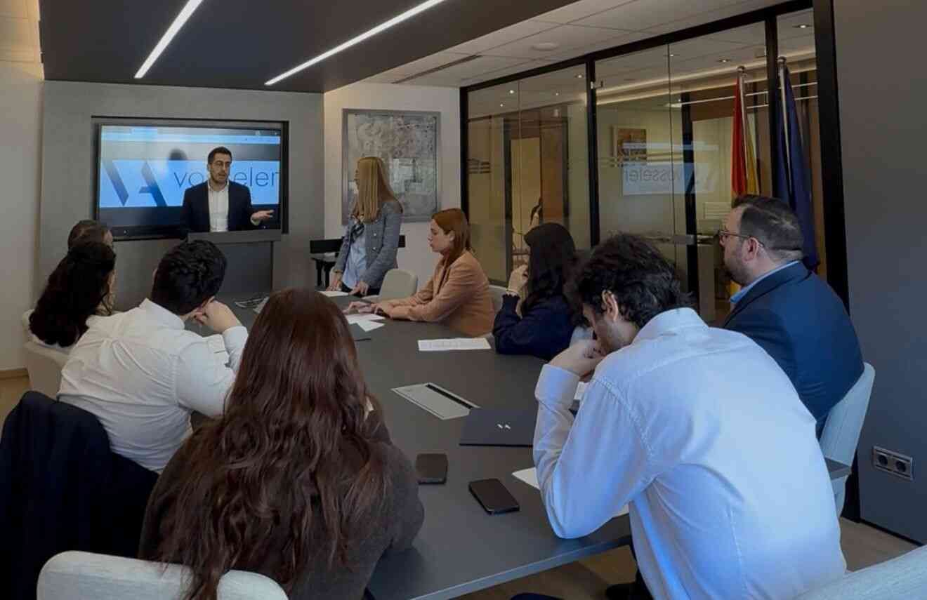 El letrado Álvaro Machado ofrece una charla en Vosseler Abogados sobre la gestión de los accidentes de tráfíco.