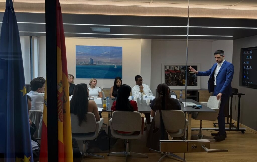 Clase de un abogado senior de Vosseler Abogados, Lluís Domingo, a estudiantes de Derecho de EEUU, dle programa Lex Fellowship